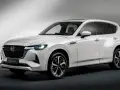 Vit Mazda CX-60 PHEV, en elegant SUV. Kanske ett problem med laddningen?