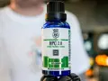 En flaska med "HPC 2.0 Hybrid Polymer Coating" från Labocosmetica. Denna PFAS-fria produkt ger en glans som en bananvaxad yta.