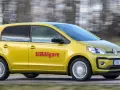 Gul Volkswagen up! kör på en väg. Texten "ViBilägare" syns på sidan. Ett potentiellt vw up problem kan vara dess lilla storlek.