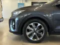 Grå Kia Stonic med ett potentiellt kia stonic problem. Detaljbild på framhjulet och stötfångaren.