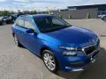 Blå Skoda Kamiq parkerad utomhus. Kanske ett problem med bilen?