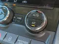 Bilens klimatanläggning med knappar för AUTO och A/C. En bra lösning för hur man får bort imma i bilen snabbt.