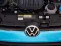 Motorutrymmet på en blå Volkswagen. En etikett visar information om oljespecifikationer, vilket kan vara relevant vid ett volkswagen gasbil problem.