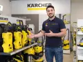 Man visar upp Kärcher HD högtryckstvättar och andra Kärcher-produkter i en butik.