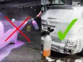 Bilden visar en jämförelse av bilvård. Till vänster en bil med lila skum och ett rött kryss, till höger en bil täckt av vitt skum med en grön bock. En foam cannon används för att applicera skummet.