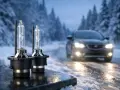 Två nya bilstrålkastare framför en bil som kör i snö. Dessa lampor ger klar sikt, så du vet vilka lampor har min bil.