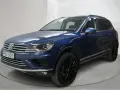Blå VW Touareg med svarta fälgar. En bil med ett potentiellt vw touareg problem, står på en snurrplatta i en studio.