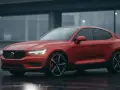 Röd Volvo C40 står i regnet. Enkel bilvård för att vaxa bilen utan att polera.