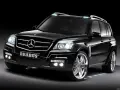 Svart Mercedes GLK 220 Brabus med extraljus på taket. En lyxig SUV, men kanske med ett oväntat mercedes glk 220 problem.