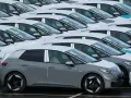 Rad på rad av VW ID.3 bilar, täckta av snö. En grå ID.3 i förgrunden, kanske ett vw id3 problem med leveransen?