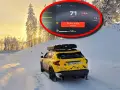 Gul Dacia Sandero med takbox i snölandskap. Varningslampan "Pericol avarie motor" lyser, ett tydligt Dacia Sandero problem.