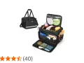 En öppen, svart detailing bag fylld med bilvårdsprodukter som svampar, flaskor och mikrofiberdukar.