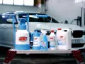 ABNETs sortiment för multi clean: skumkanon, sprayflaska och rengöringsmedel för en skinande ren bil.