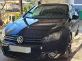 Svart VW Golf med en potentiell vw dsg problem. Bilen står parkerad utomhus under ett skärmtak.