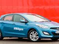 Blå Hyundai i30 med texten ViBilägare på sidan. Kanske ett Hyundai i30 problem som undersöks?