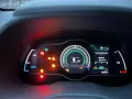 Instrumentpanelen på en Hyundai Kona Electric visar flera varningslampor, vilket indikerar ett problem.