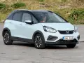 Ljusblå Honda Jazz med svart tak och takräcken körs av en man. Kanske ett problem med bilen?
