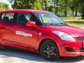 Röd Suzuki Swift med texten "ViBilägare" på sidan. Kanske ett problem med bilen?