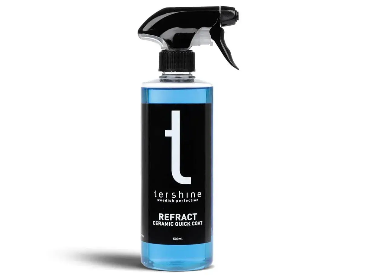 En flaska med blå bilvax, "Refract Ceramic Quick Coat" från Tershine, redo att ge din bil en perfekt finish.