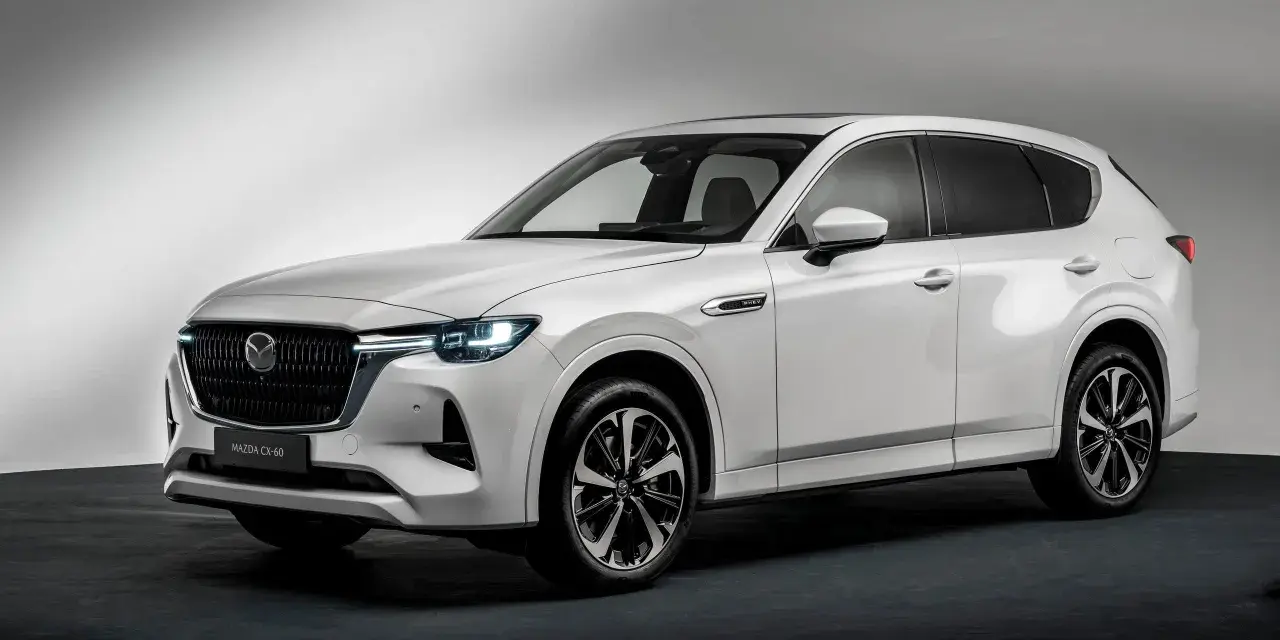 Vit Mazda CX-60 PHEV, en elegant SUV. Kanske ett problem med laddningen?