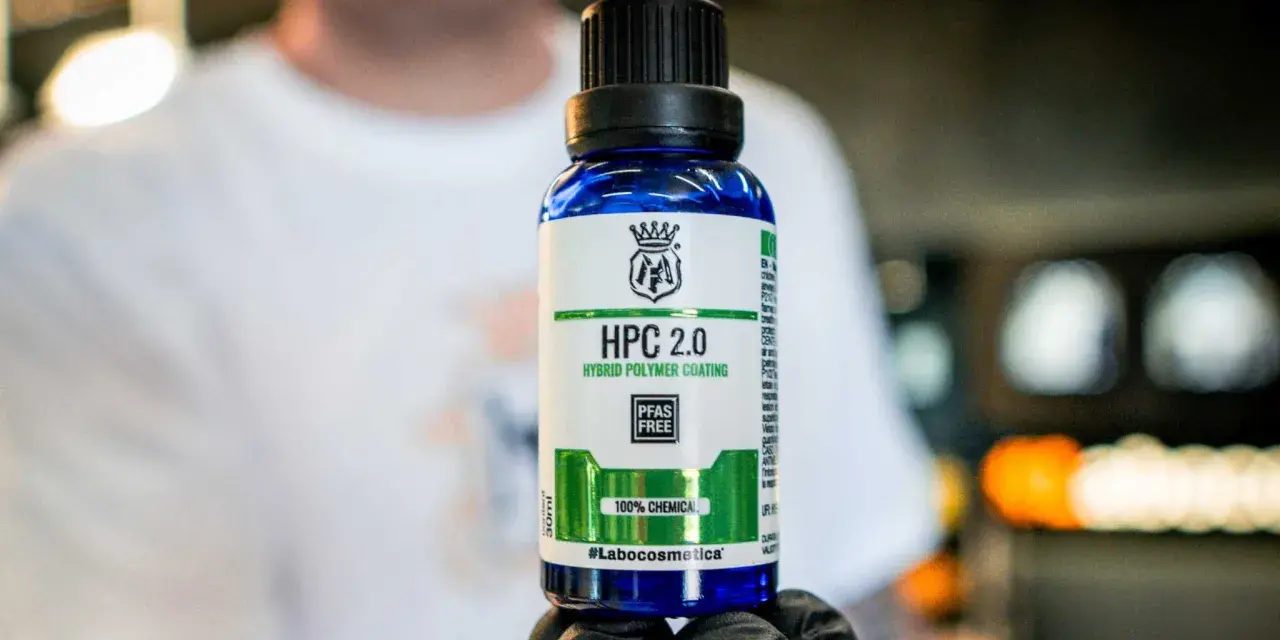 En flaska med "HPC 2.0 Hybrid Polymer Coating" från Labocosmetica. Denna PFAS-fria produkt ger en glans som en bananvaxad yta.