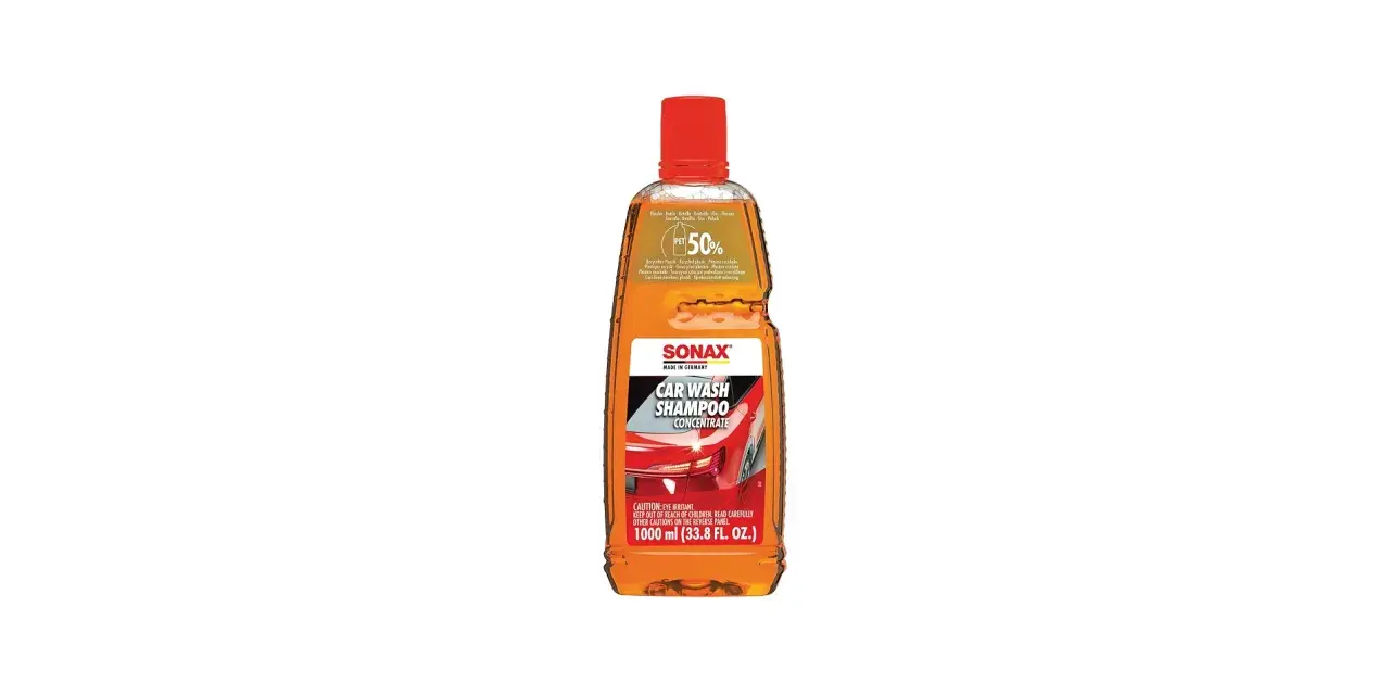 En flaska Sonax Car Wash Shampoo Concentrate, en orange vätska med röd kork. Perfekt för att skapa mycket skum vid biltvätt.