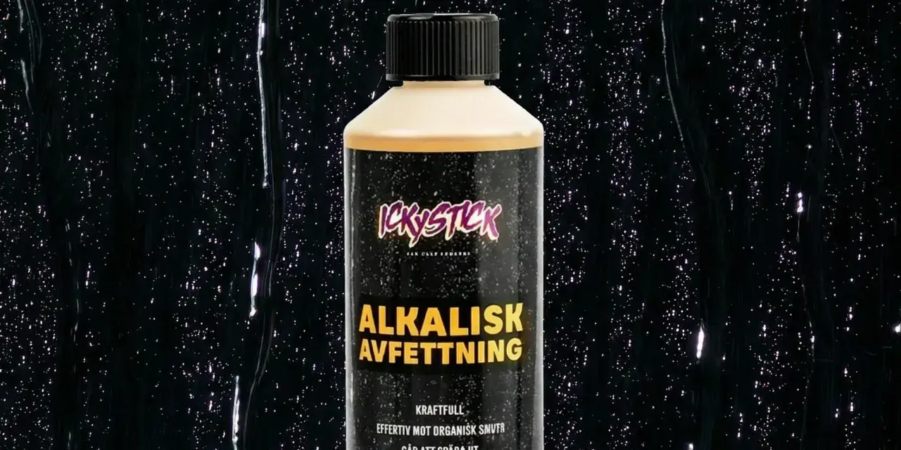 En flaska alkalisk avfettning från OKQ8, perfekt för att ta bort organisk smuts.