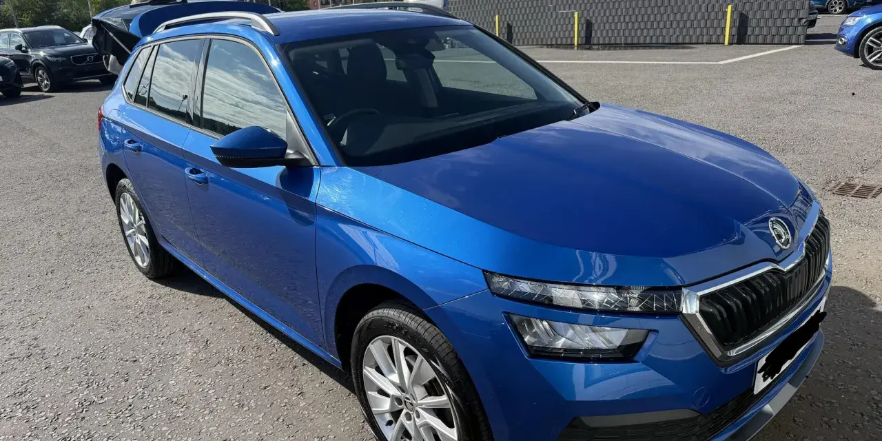 Blå Skoda Kamiq parkerad utomhus. Kanske ett problem med bilen?