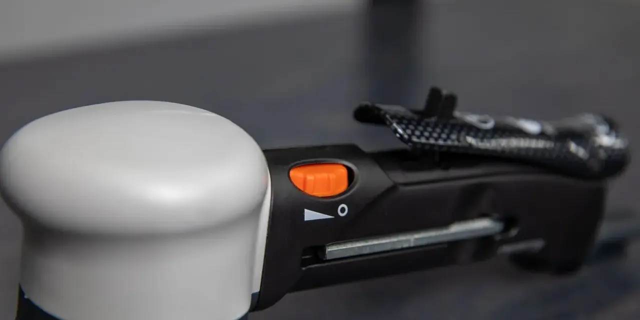 Detaljbild på en Rupes polermaskin 75mm med orange reglage.