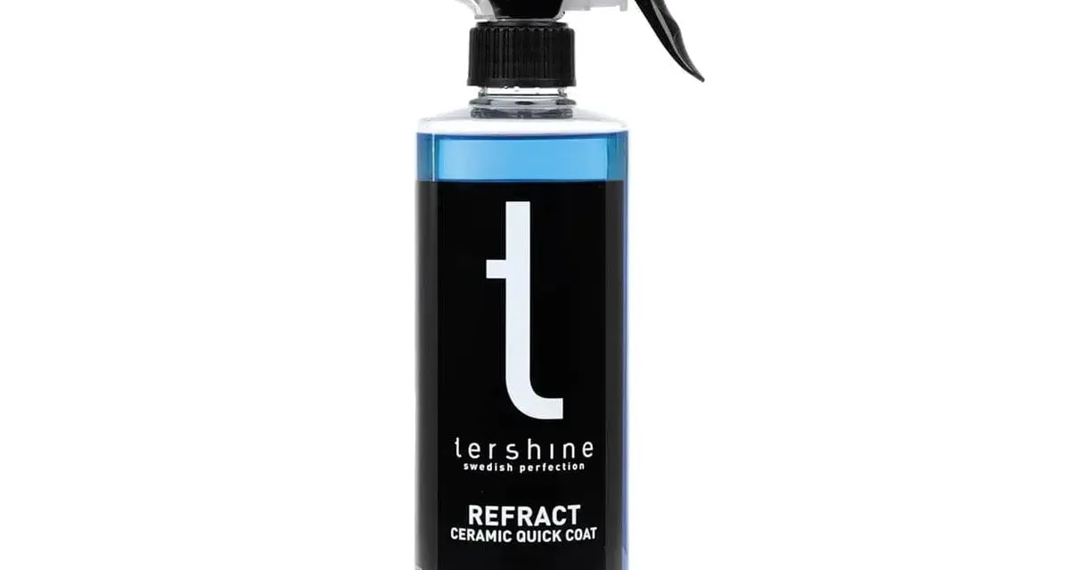 En flaska med blå bilvax, "Refract Ceramic Quick Coat" från Tershine, redo att ge din bil en perfekt finish.