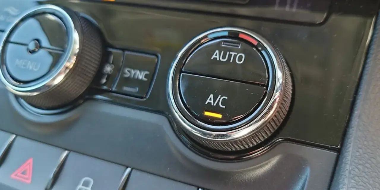 Bilens klimatanläggning med knappar för AUTO och A/C. En bra lösning för hur man får bort imma i bilen snabbt.