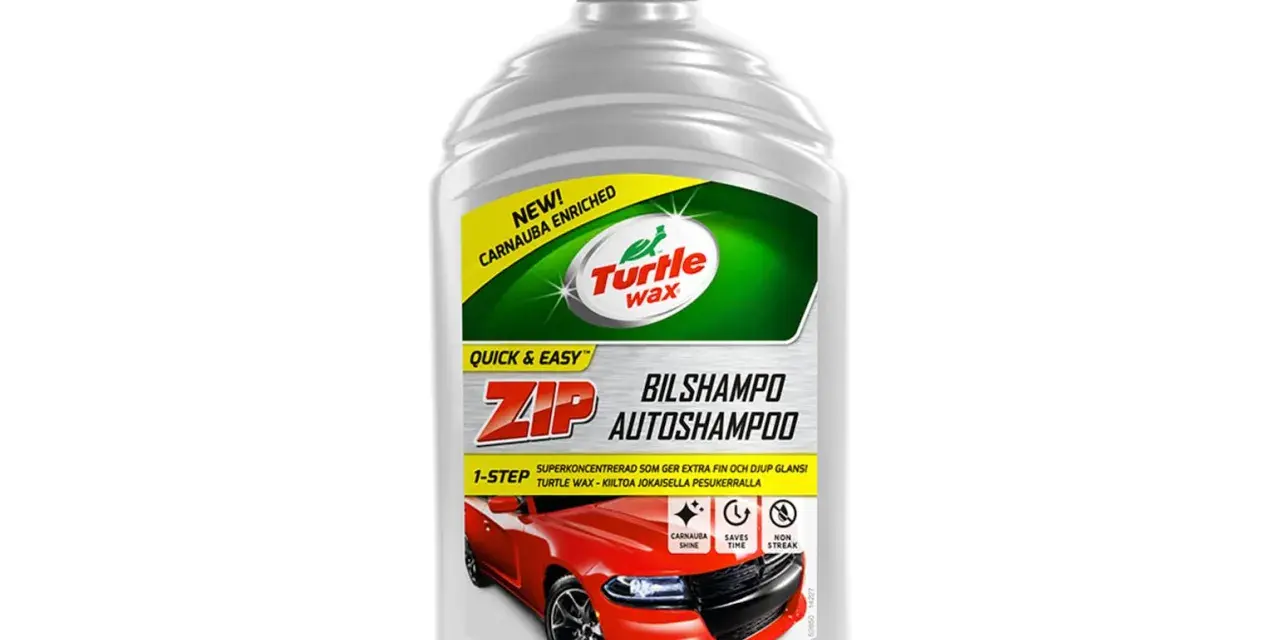 Turtle Wax bilshampo med Carnauba för extra glans. Ger en djup och fin finish på bilen.