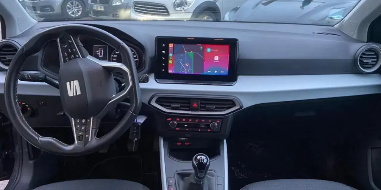 Interiör i en Seat Arona med navigationssystem som visar en karta. Kanske ett problem med kartan?