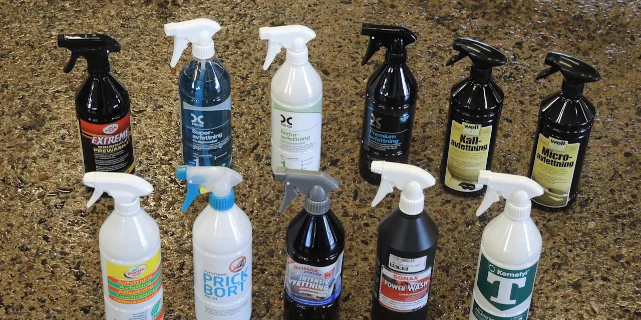 En samling flaskor med bilvårdsprodukter, inklusive flera sorters avfettning. En flaska märkt "EXTREME PREWASH" och en "SONAX POWER WASH" är tydligt synliga.
