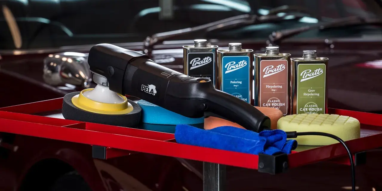 Polermaskin och tre burkar med Pratts Classic Car Polish för en komplett 3 stegs polering. Inkluderar polertrissor och mikrofiberduk.
