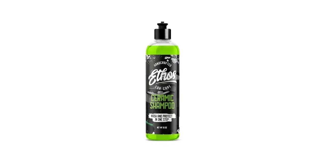 Flaska med Ethos keramiskt schampo för biltvätt, som lovar att tvätta och skydda bilen i ett steg.