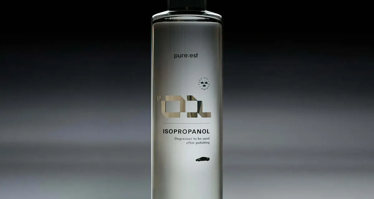 En flaska med isopropanol från OKQ8, perfekt för att avfetta bilen efter polering. Tillverkad i Sverige.