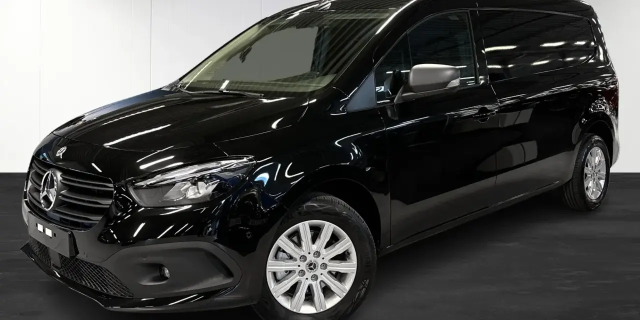 Svart Mercedes Citan skåpbil, redo för leverans. Inga synliga problem med denna Mercedes Citan.