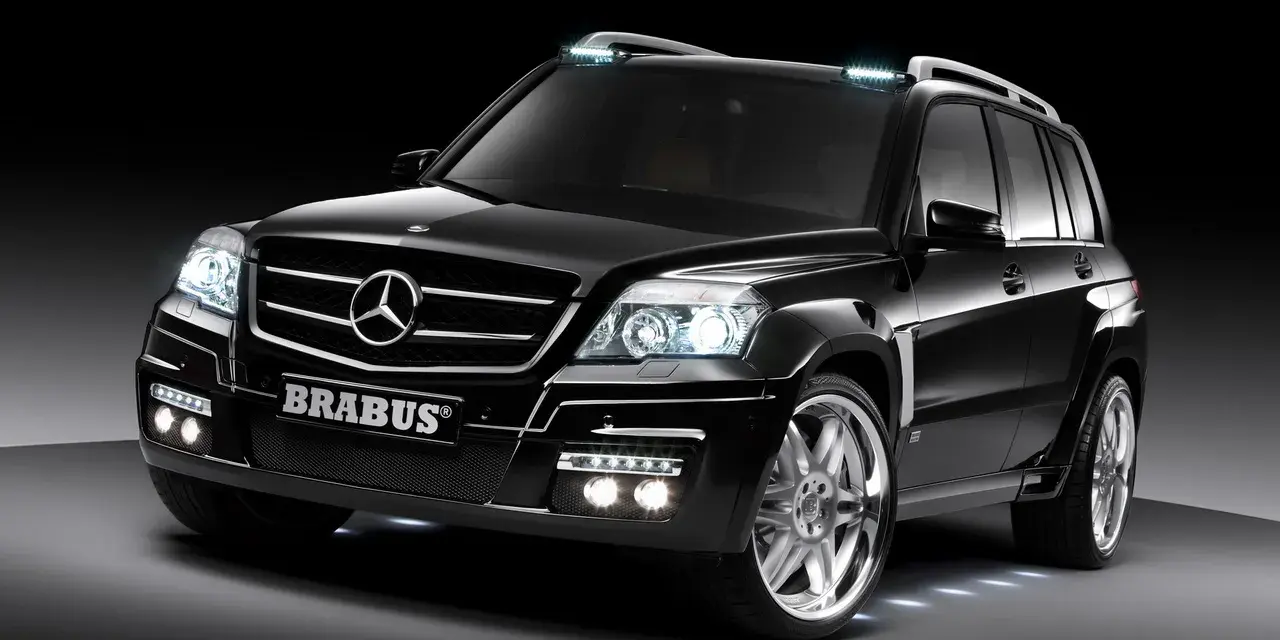 Svart Mercedes GLK 220 Brabus med extraljus på taket. En lyxig SUV, men kanske med ett oväntat mercedes glk 220 problem.