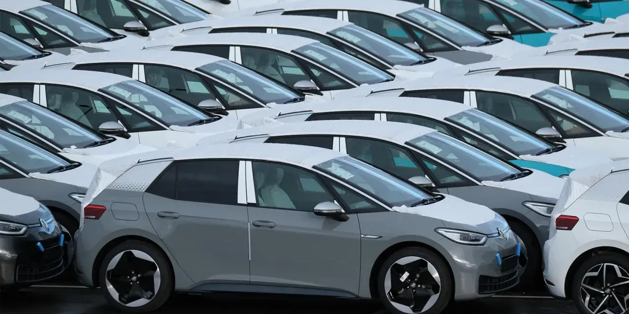 Rad på rad av VW ID.3 bilar, täckta av snö. En grå ID.3 i förgrunden, kanske ett vw id3 problem med leveransen?
