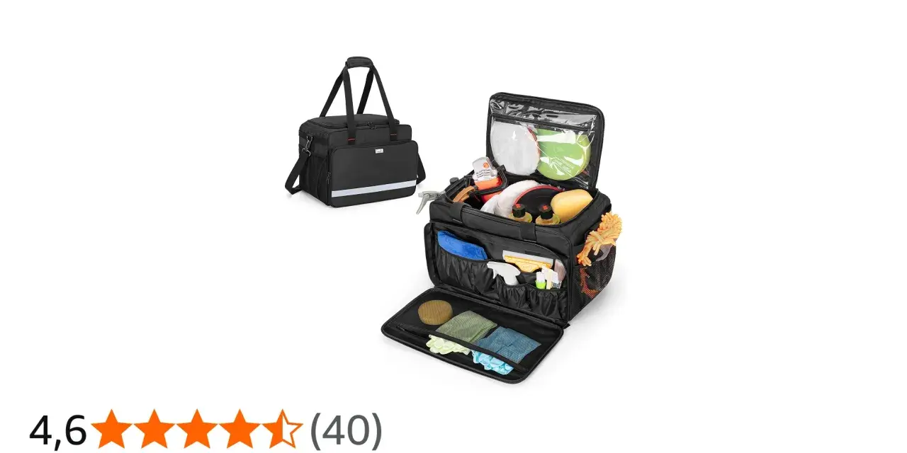 En öppen, svart detailing bag fylld med bilvårdsprodukter som svampar, flaskor och mikrofiberdukar.