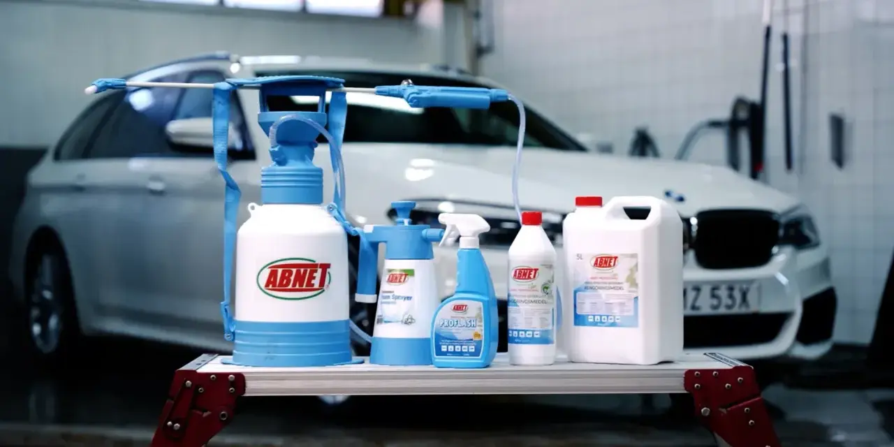 ABNETs sortiment för multi clean: skumkanon, sprayflaska och rengöringsmedel för en skinande ren bil.