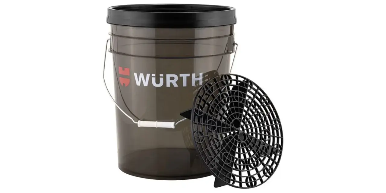Genomskinlig tvätthink med Wurth-logotyp och ett svart galler bredvid. Perfekt för bilvård.