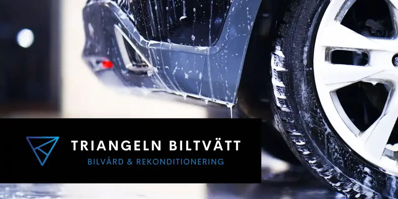 Bil som tvättas med skum, redo för Turtle Wax Pro-behandling. Triangeln Biltvätt erbjuder bilvård och rekonditionering.