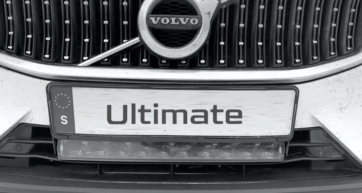 Volvo-grill med registreringsskylten "Ultimate" och en E-godkänd ledljusramp under.