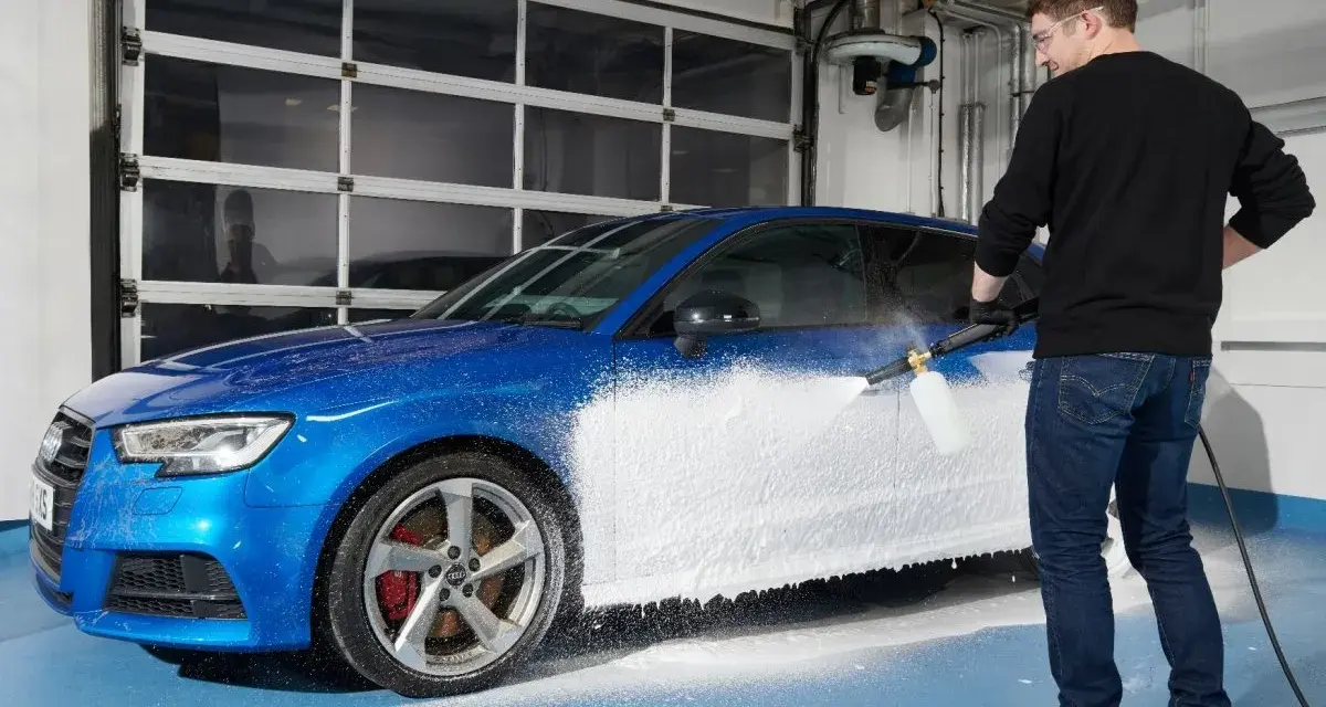 Man skummar en blå bil med Autoglym Polar Blast.