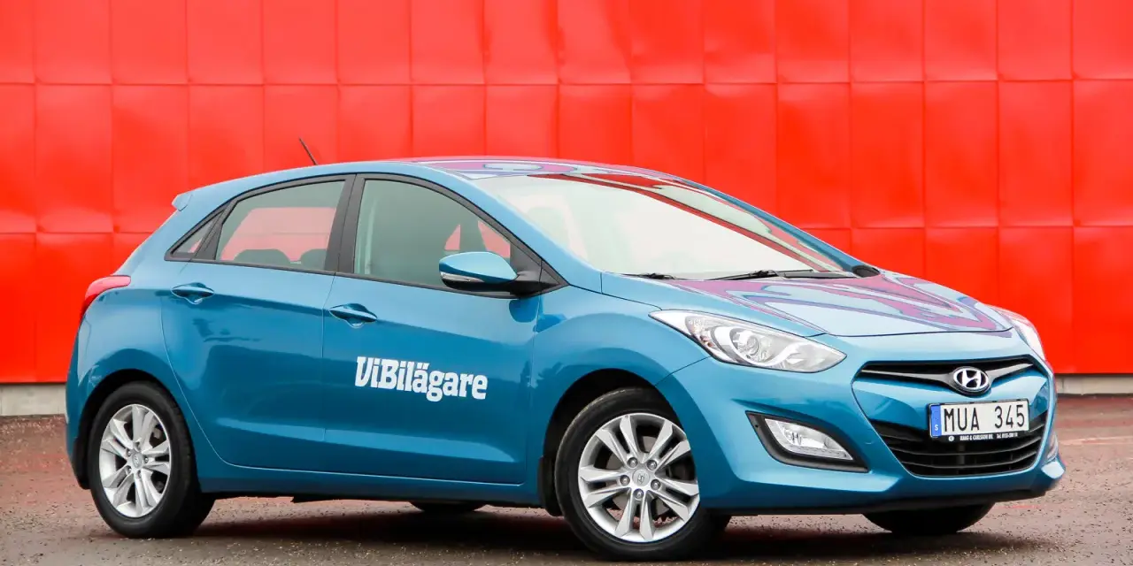 Blå Hyundai i30 med texten ViBilägare på sidan. Kanske ett Hyundai i30 problem som undersöks?