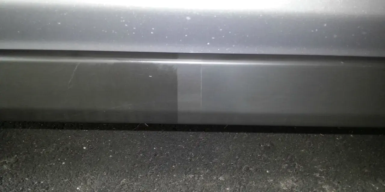 En jämförelse av bilens nedre panel, där en del är rengjord och framhäver en renare **concept vista**.