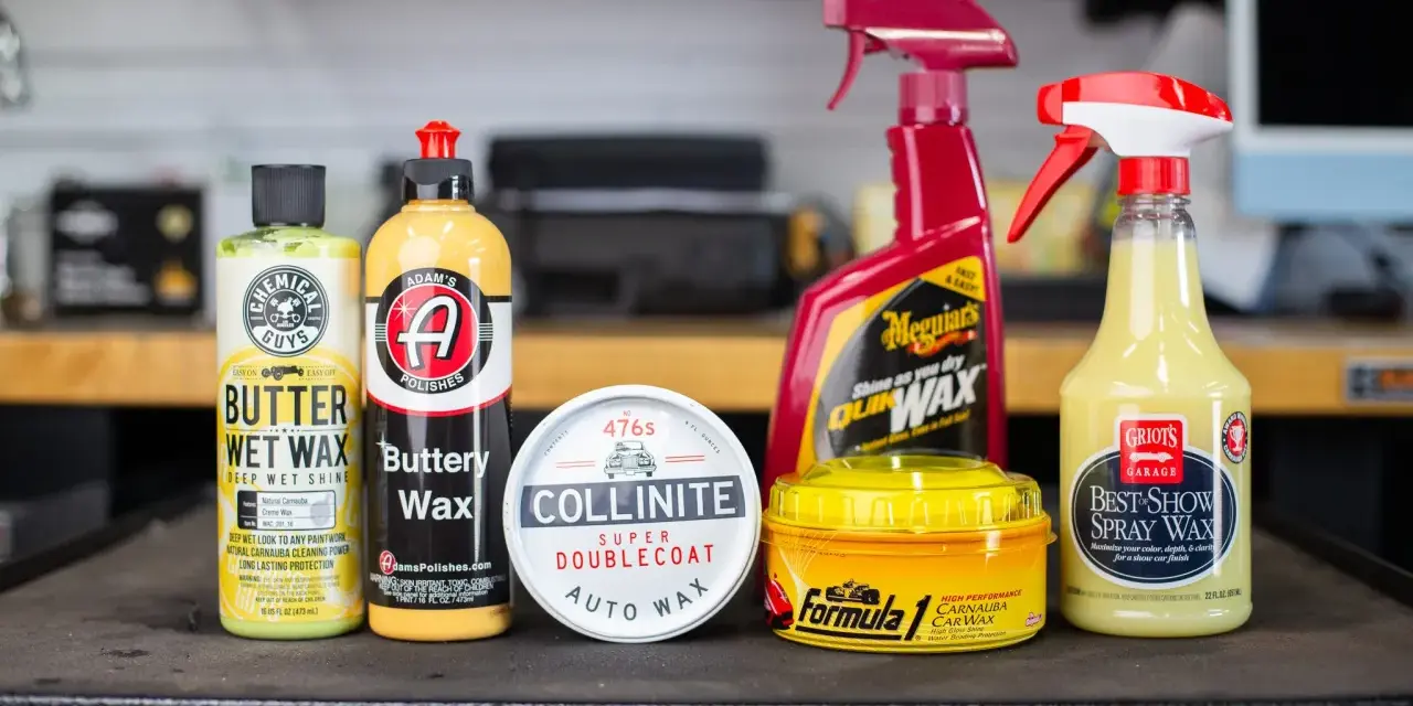 En samling bilvaxprodukter, inklusive Adam's Polishes Buttery Wax och Collinite Super Doublecoat Auto Wax, som alla lovar världens bästa bilvax-finish.