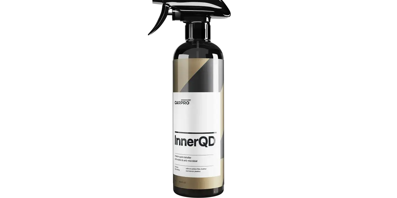 CARPRO InnerQD, en interiördetaljeringsspray med anti-statisk och antimikrobiell effekt. Perfekt för att hålla bilens interiör ren och fräsch.